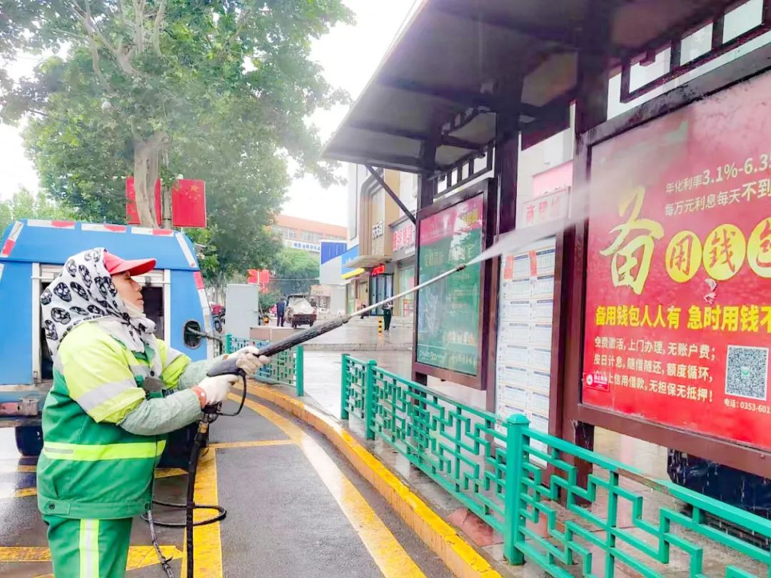 耀邦环境环卫工人清洗公交车站台