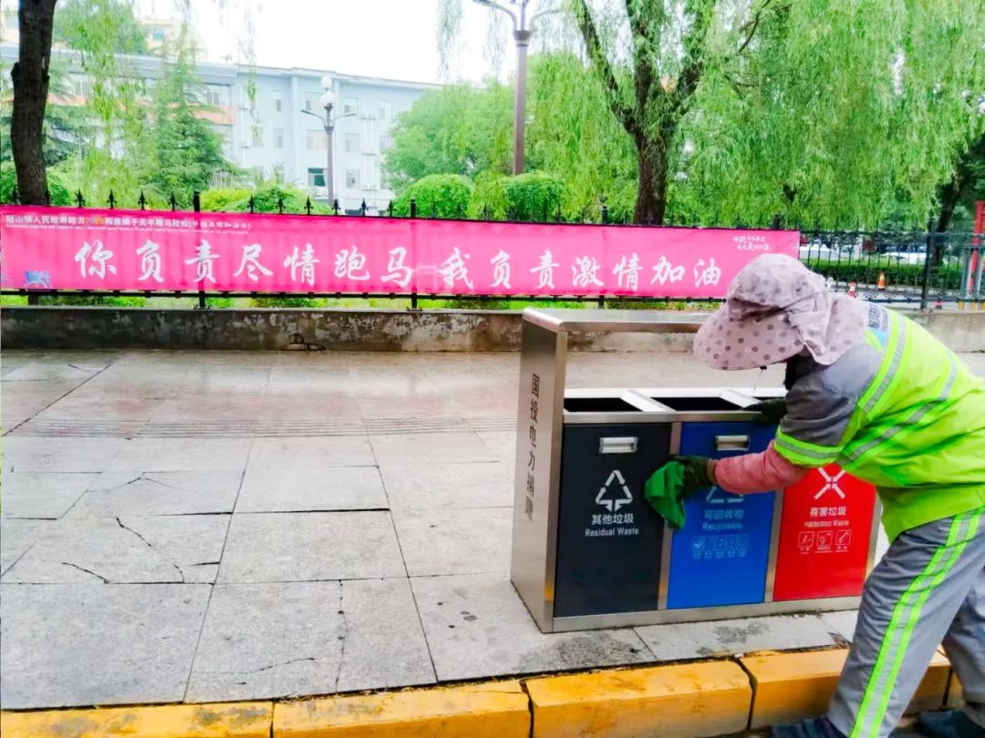 耀邦环境环卫工人清洗垃圾桶